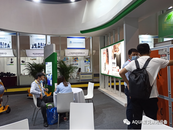 蘑菇视频在线观看工作人員在介紹除濕熱泵 蘑菇视频在线观看工作人員在介紹除濕熱泵