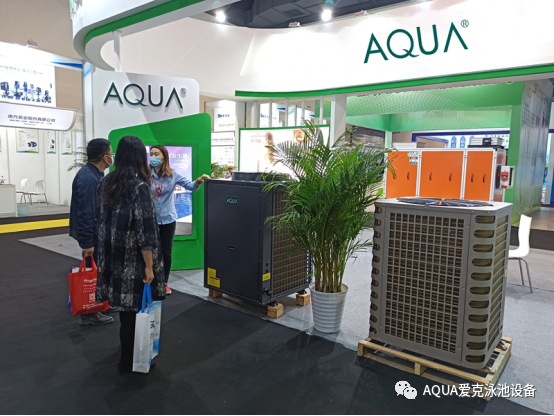 蘑菇视频在线观看工作人員在向參展觀眾介紹蘑菇视频在线观看熱泵 蘑菇视频在线观看工作人員在向參展觀眾介紹蘑菇视频在线观看熱泵