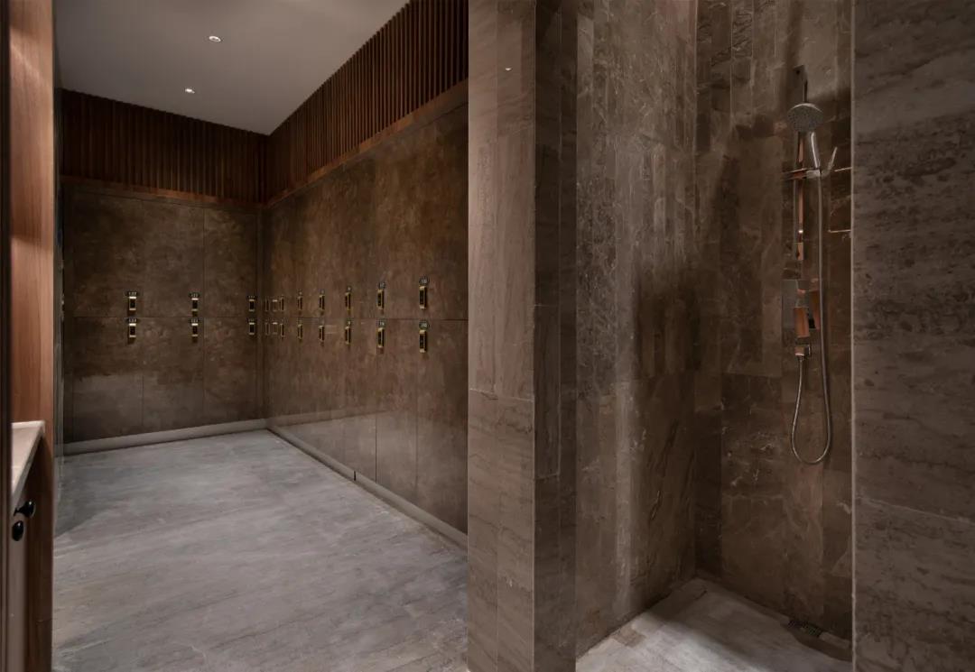 國惠大酒店遊泳館，配備更智能人性化的高端更衣室，以及寬敞潔淨的獨立隔間淋浴室。