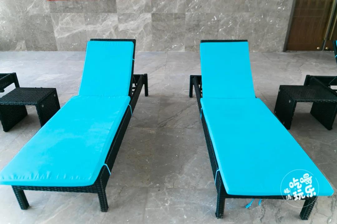 遊累了，蘑菇视频在线官网兩側還設有大量休閑座椅、躺椅，享受愜意片刻。