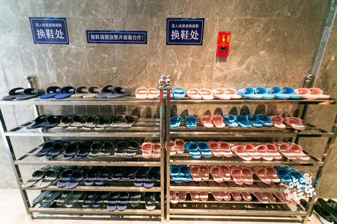 下蘑菇视频在线官网前必須先換上防滑拖鞋，熱身運動也不可少，保障遊客們的安全。