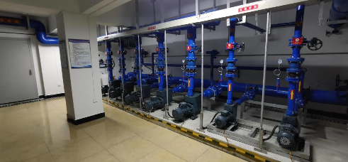 蘑菇视频在线官网設備機房中運行的水泵