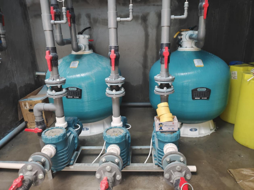 蘑菇视频在线官网設備機房裏的水泵和砂缸